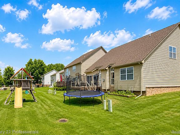 4th image of 27089 Maxwell Ct