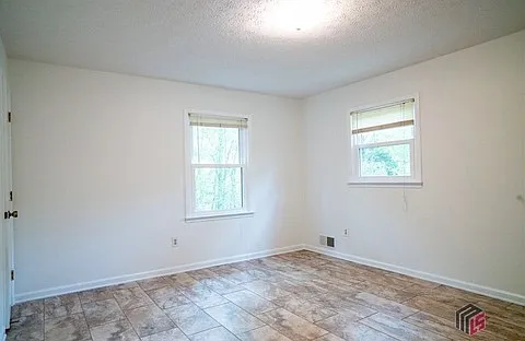 $850 month Master bedroom with two closets and private master bath- All utilities included!