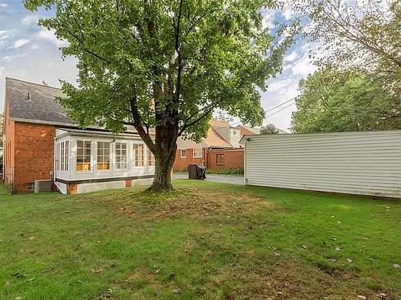 3rd image of 4988 Oakland Dr