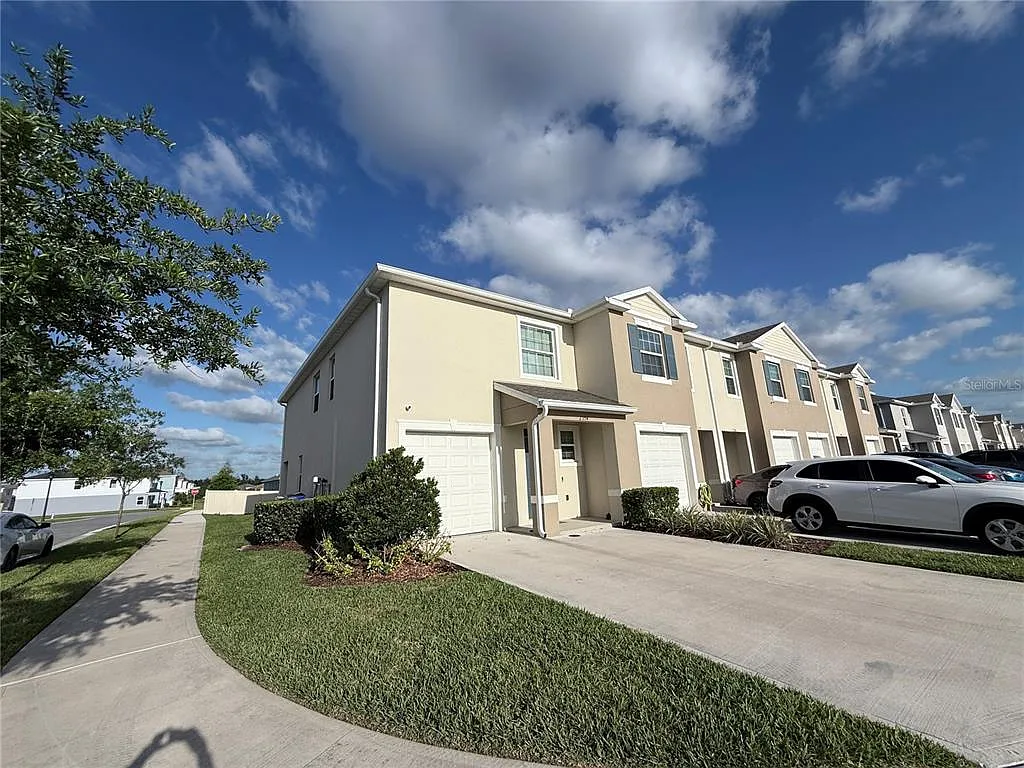 3 bed, 2.5 bath, 1740 sqft, $2,250 — Photo 2