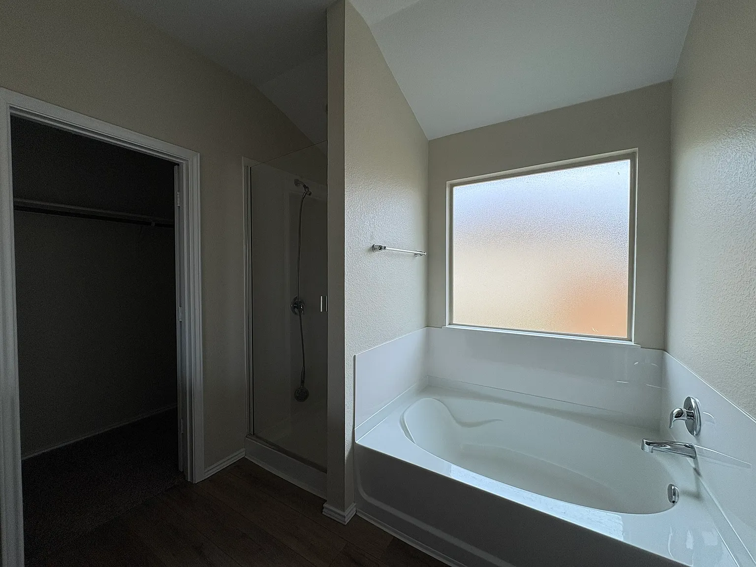 4 bed, 1978 sqft, $1,895 — Photo 4