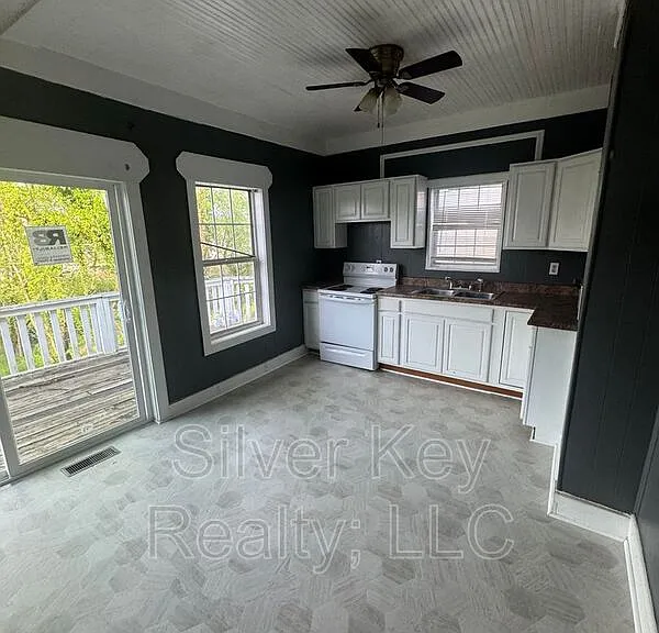 212 S Jackson St — Photo 8