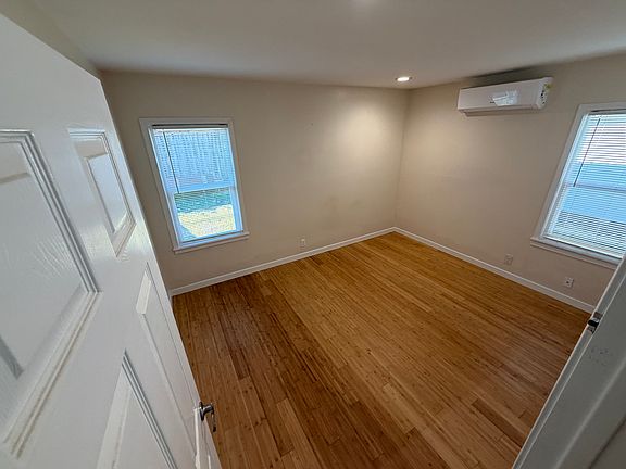 4th image of 17037 NE Glisan St