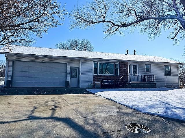 1st image of 401 Emerald Dr
