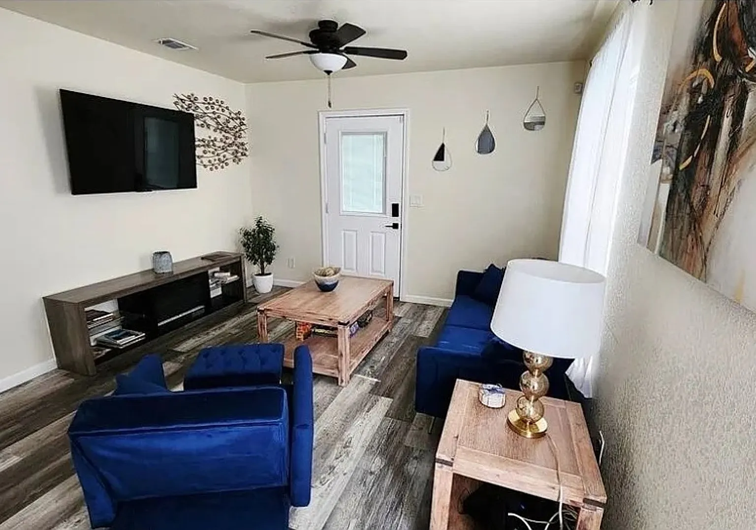 Room in 3 Bedroom Home in San Antonio — Photo 3