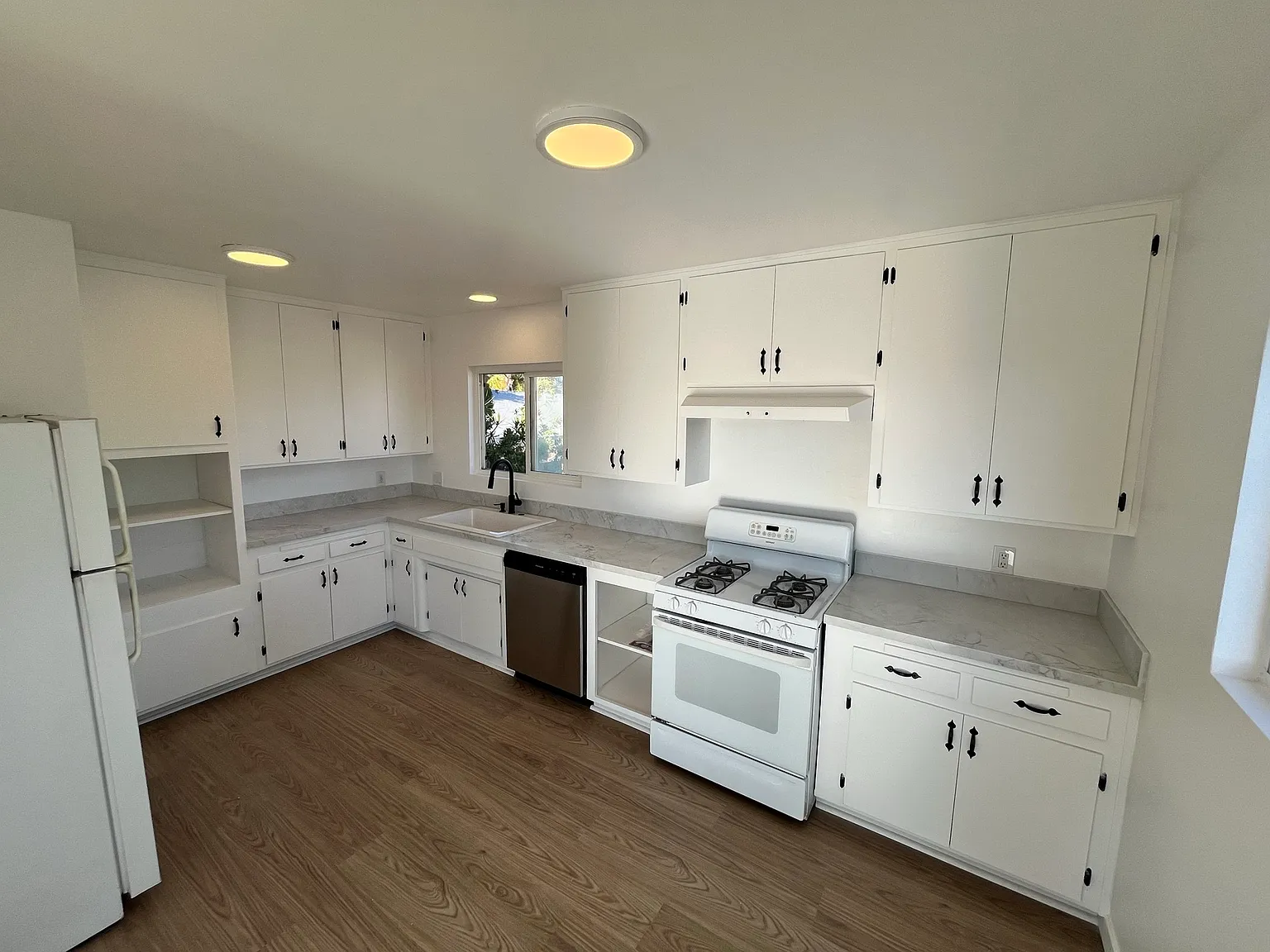 2 bed, 850 sqft, $3,600 — Photo 2