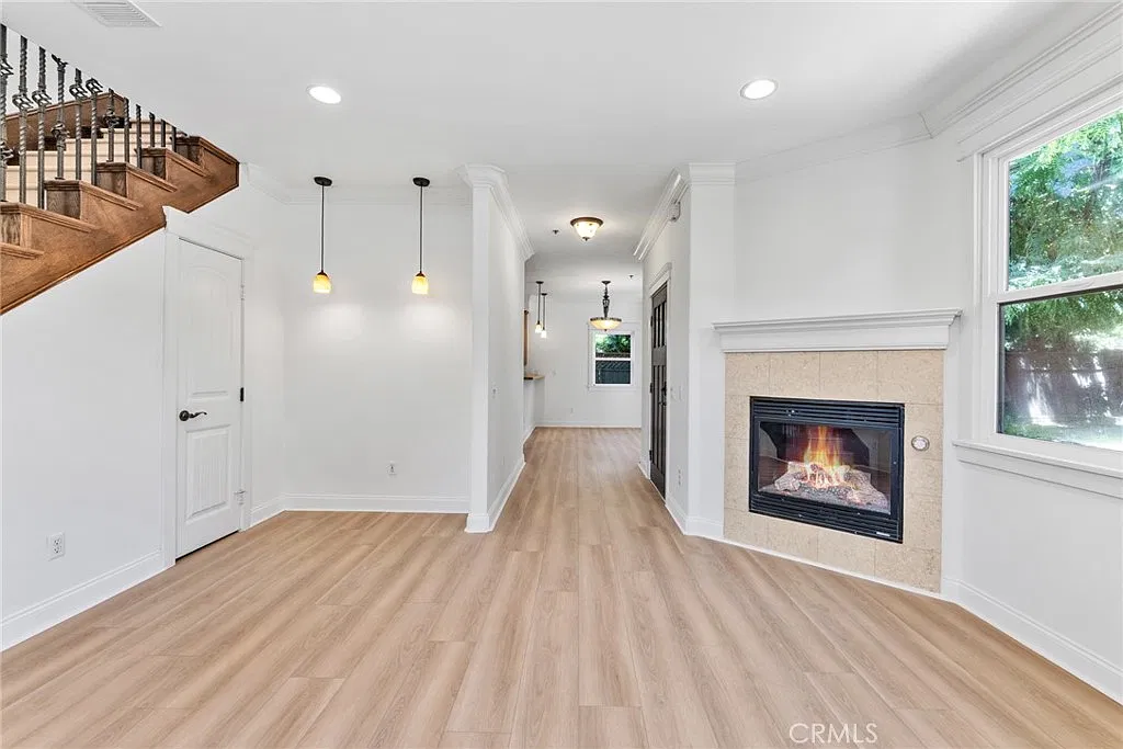 4 bed, 2.5 bath, 1790 sqft, $5,100 — Photo 2