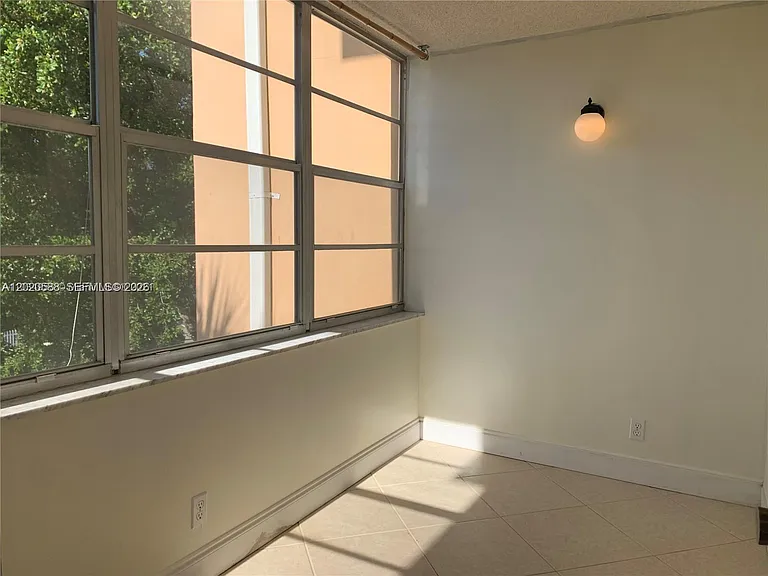 2731 Taft St #311 — Photo 11
