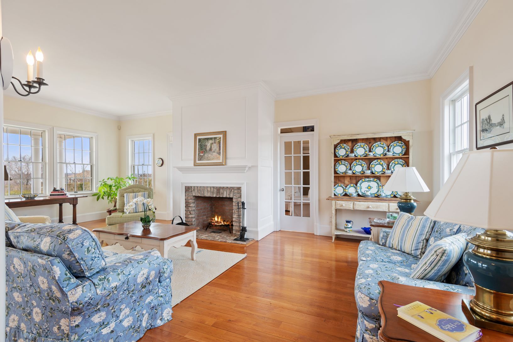  Living with fireplace