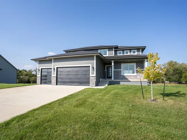 537 SE Walnut Woods Dr, West Des Moines, IA 50265