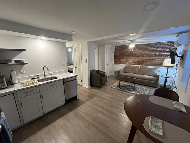 1646 Newton St NW #B — Photo 9