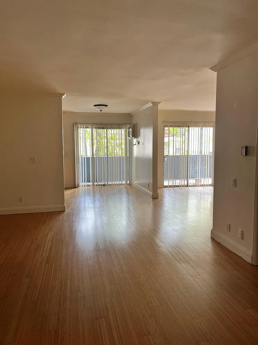 Photo 1 of 5 - 11433 Rochester Ave #104 - Los Angeles, CA Primary Photo - 11433 Rochester Ave #104