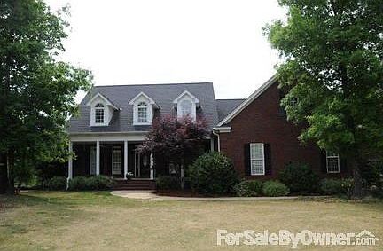 Front of the house
						:
						Beautiful flat front yard