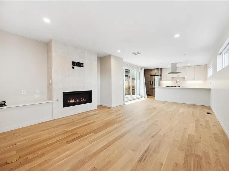 1419 N Irving St — Photo 1