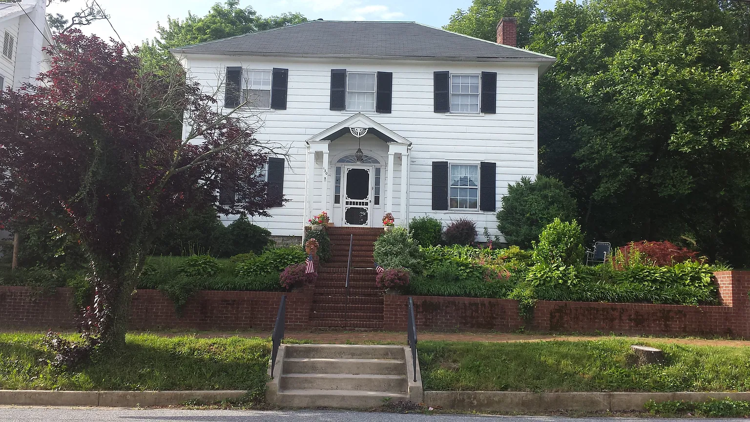 130 W Main St photo 1