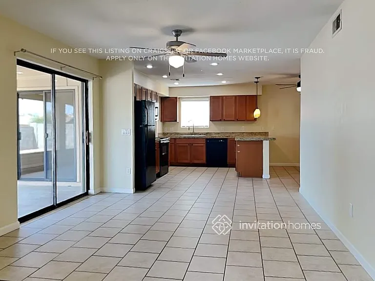 2911 W Laurel Ln — Photo 4