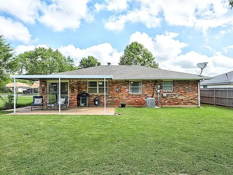 704 Crestmoor Dr — Photo 21