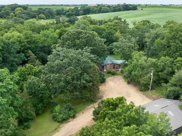 13700 W Valley Rd, East Dubuque, IL 61025