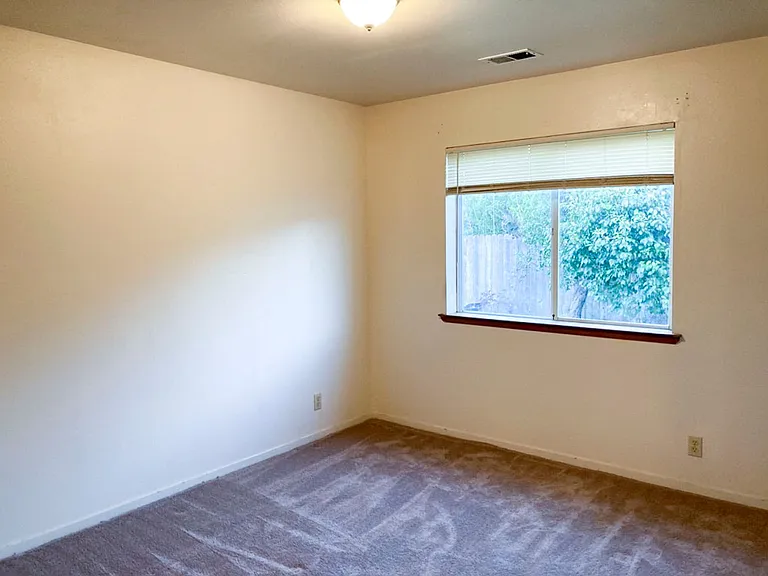 2025 Thiel Ave — Photo 11