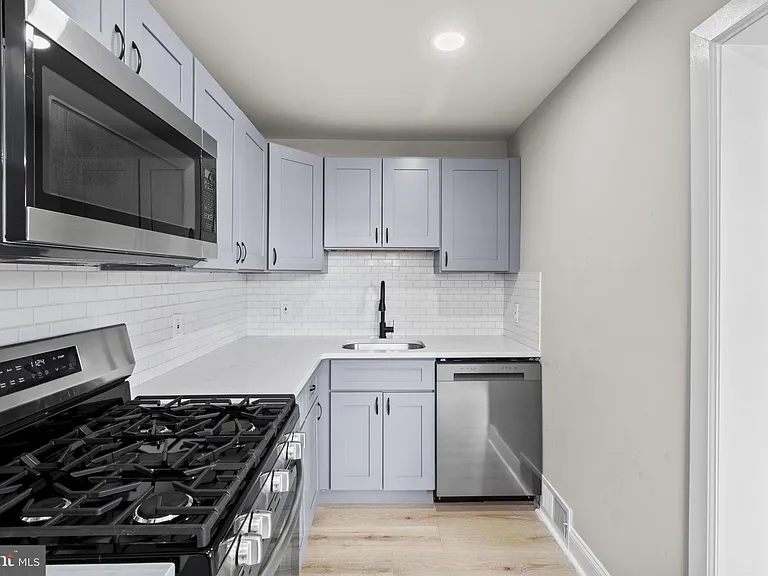 1072 Tremont Dr — Photo 9