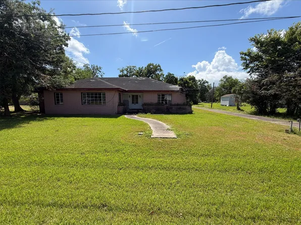 611 Live Oak Dr, Jones Creek, TX 77541