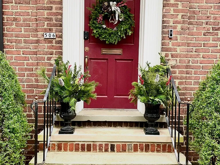506 Roslyn Pl — Photo 1