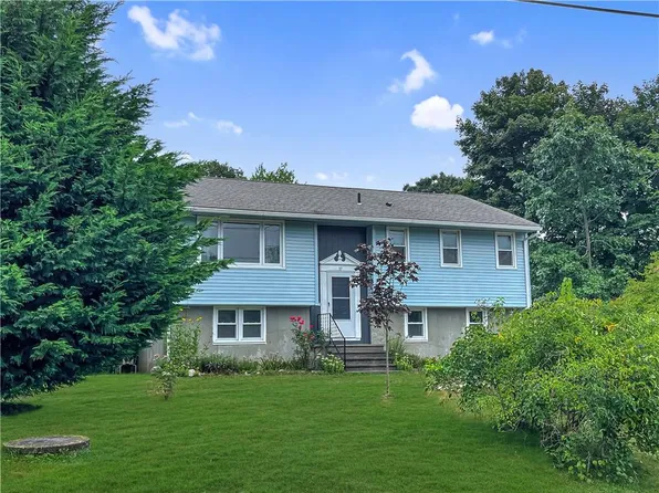 37 Marion Dr, Charlestown, RI 02813