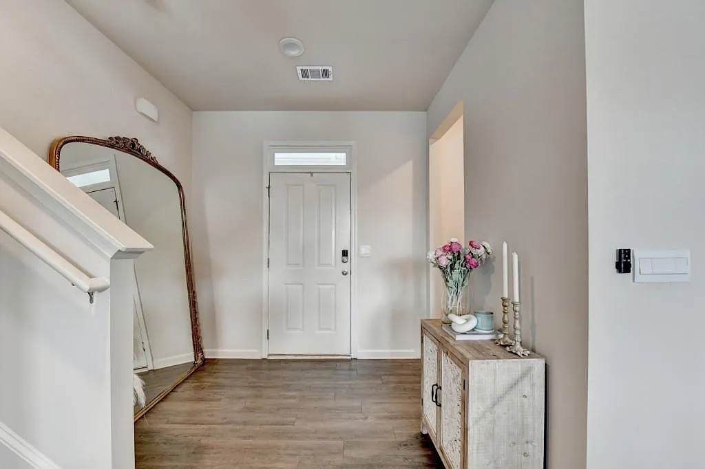 4 bed, 2.5 bath, 2141 sqft, $2,000 — Photo 3