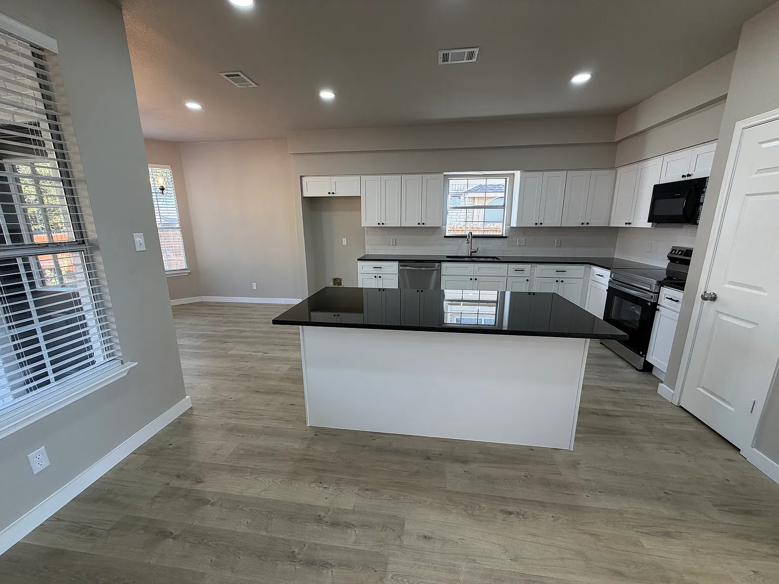5 bed, 3.5 bath, 2824 sqft, $3,000 — Photo 3