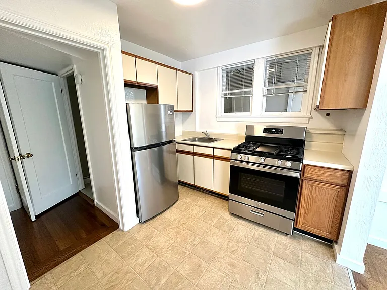 127-29 Alhambra St — Photo 9