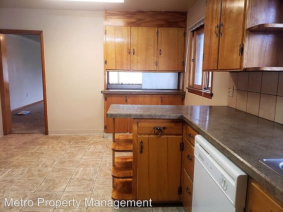 5th image of 526 Parkhill Dr