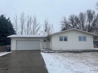 910 7th St SW, Jamestown, ND 58401