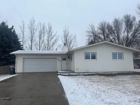 910 7th St SW, Jamestown, ND 58401