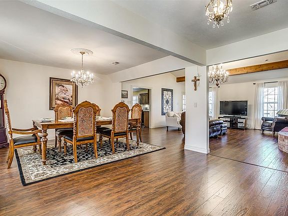 3rd image of 4417 Oak Dr
