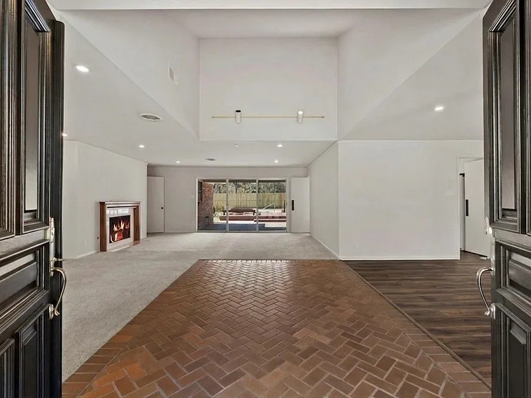 365 Piney Point Rd — Photo 4