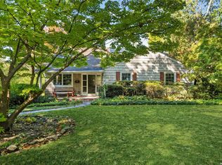 21 Shadow Ln, Great Neck, NY 11021