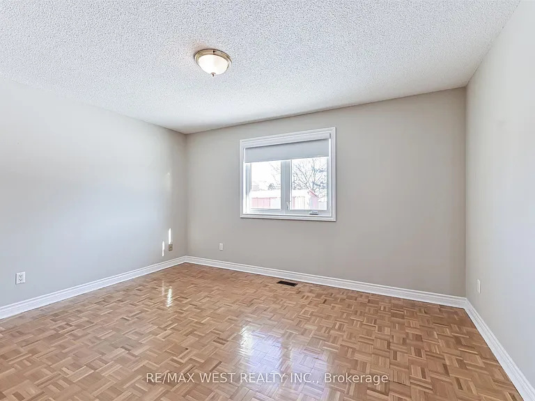 139 Carmen Cres — Photo 13