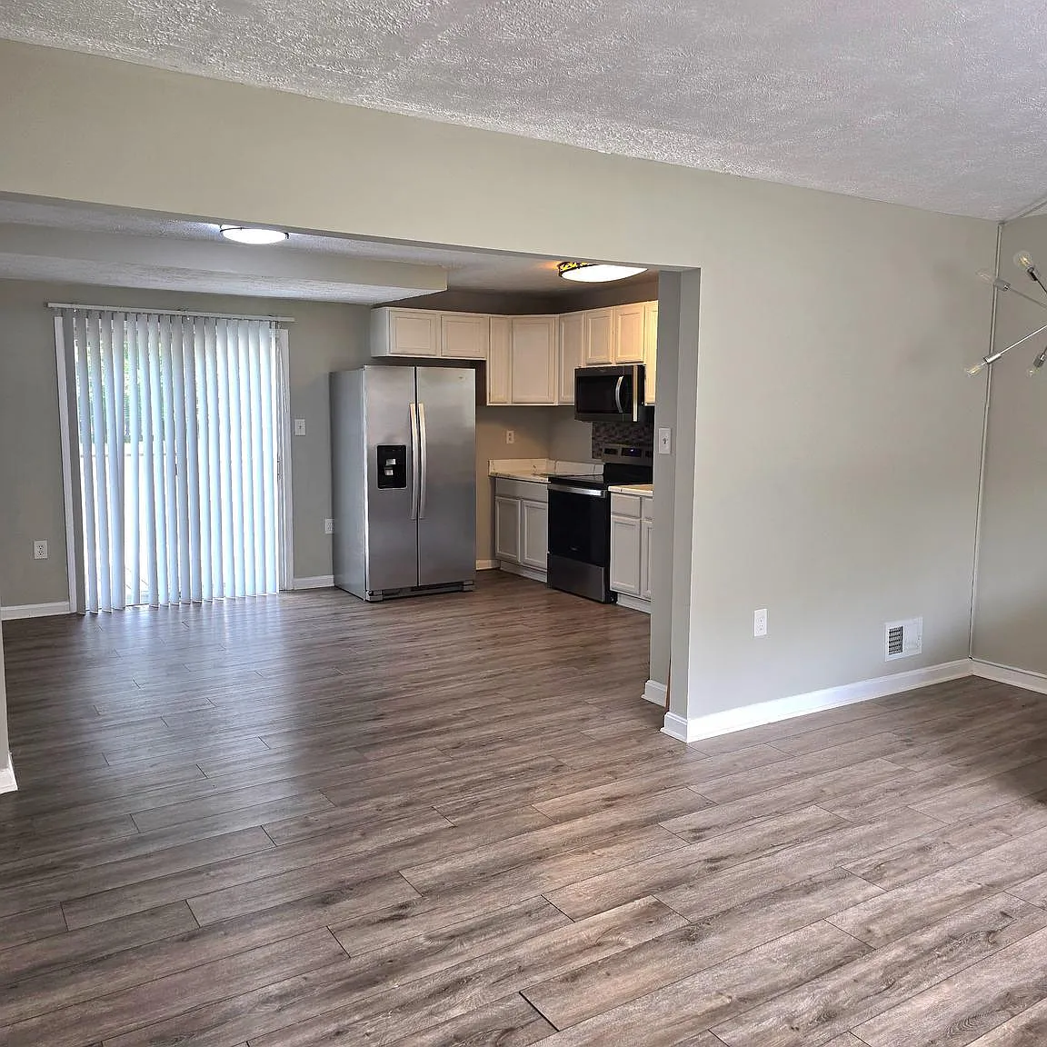 4 bed, 1377 sqft, $2,700 — Photo 4