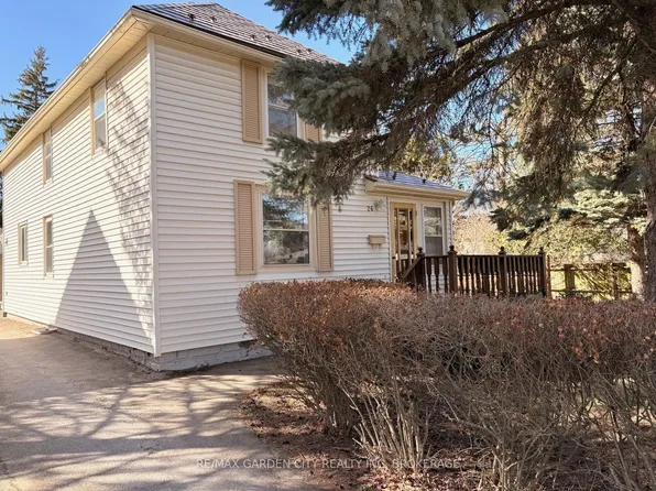 26 Chestnut St, Pelham, ON L0S 1E3