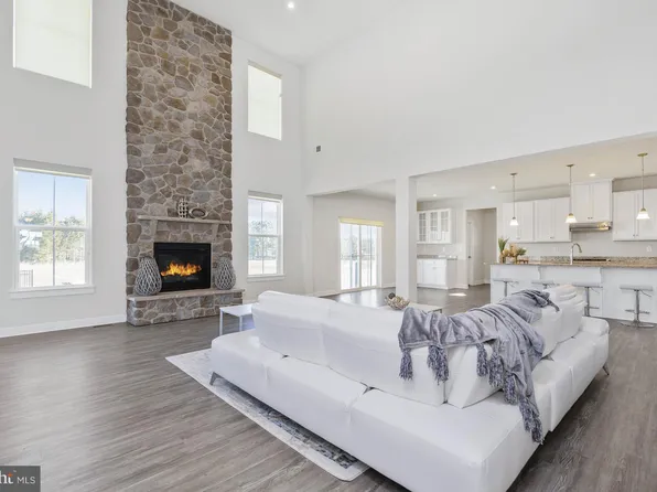 622 Spring Hollow Dr, Middletown, DE 19709