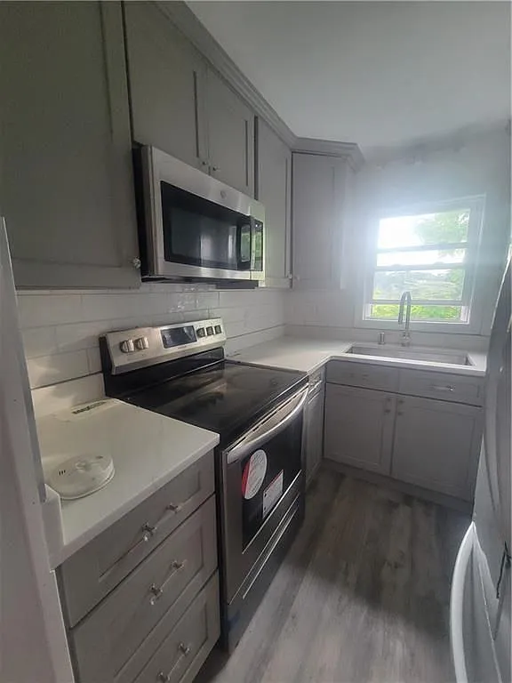 3 bed, 1.0 bath, 2103 sqft, $2,300 — Photo 3