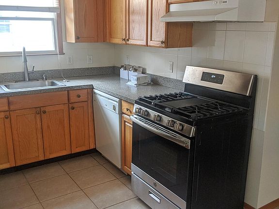 Less than 1 year old 5 burner Gas Stove