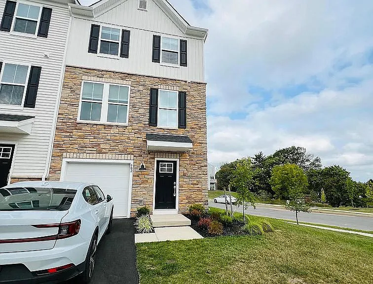902 Magnolia Ln — Photo 1
