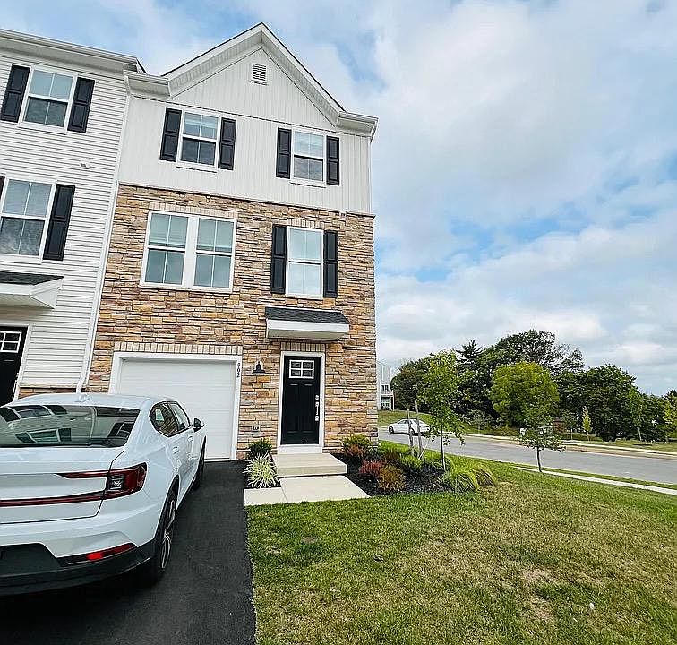 1st image of 902 Magnolia Ln