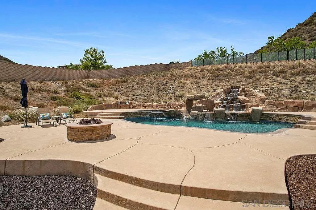 5 bed, 4160 sqft, $8,500 — Photo 2