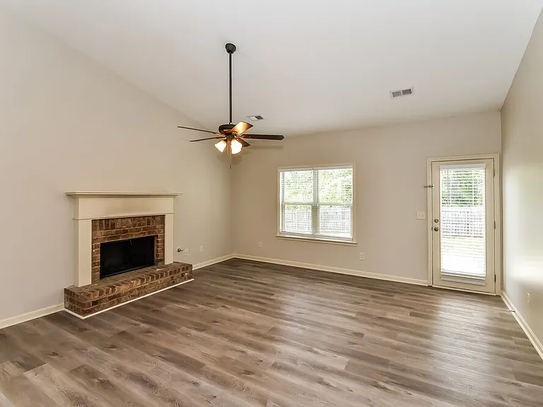 1000 Cureton Dr — Photo 4