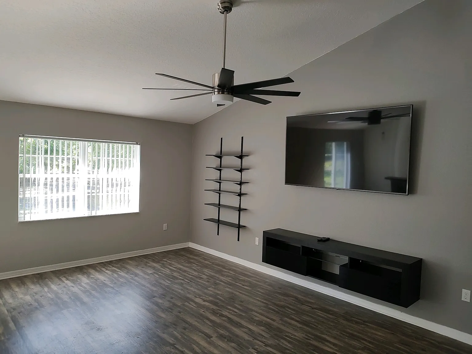 Beautiful 3 Bed 2 Bath Home On Large Fully Fenced Yard — Photo 4
