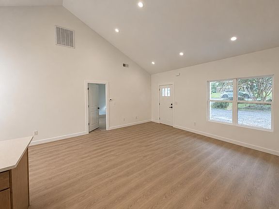 5th image of 349 Amherst Dr