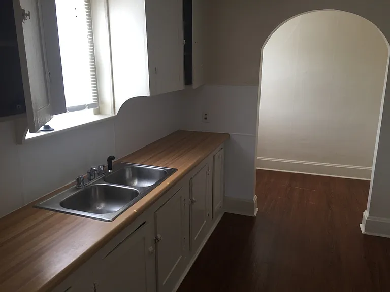1152 E Elm St — Photo 2