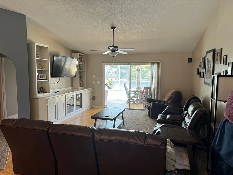 230 Oxford Ave — Photo 2